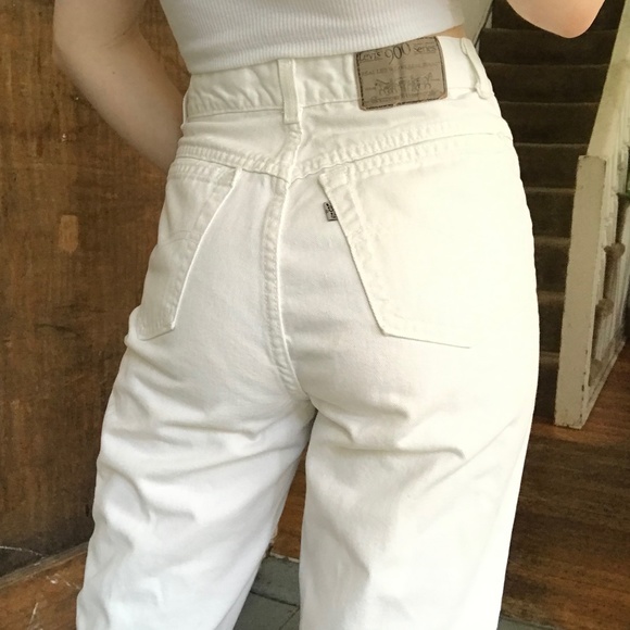 white levi mom jeans
